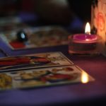 cartes du tarot et bougies